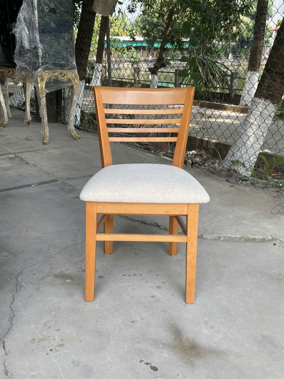 GHẾ ĂN HIỆN ĐẠI 4 NAN GỖ DẺ DAI